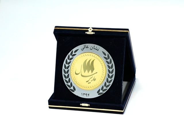 دریافت نشان عالی مدیر سال توسط دکترابراهیمی مدیرعامل بانک انصار
