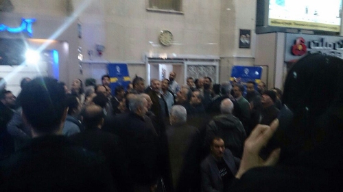 درخواست سهامداران معترض برای پاسخگویی مدیریت بورس/تابلوی بورس خاموش شد درخواست سهامداران معترض برای پاسخگویی مدیریت بورس/تابلوی بورس خاموش شد