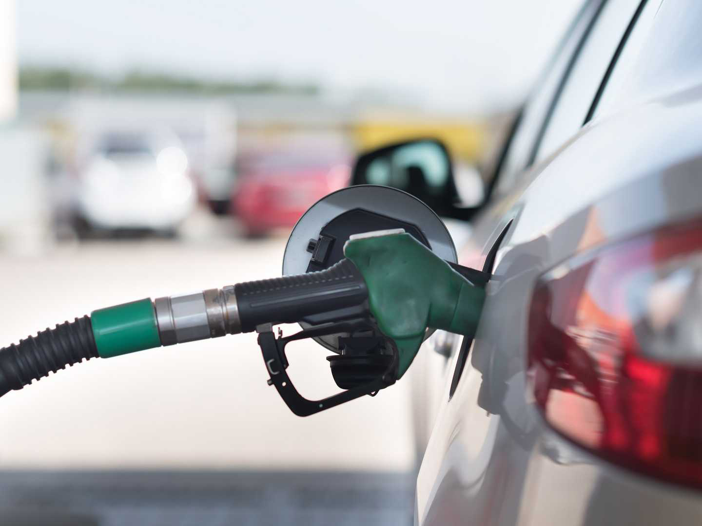 ارزان بودن قیمت بنزین در ایران نسبت به قیمت جهانی