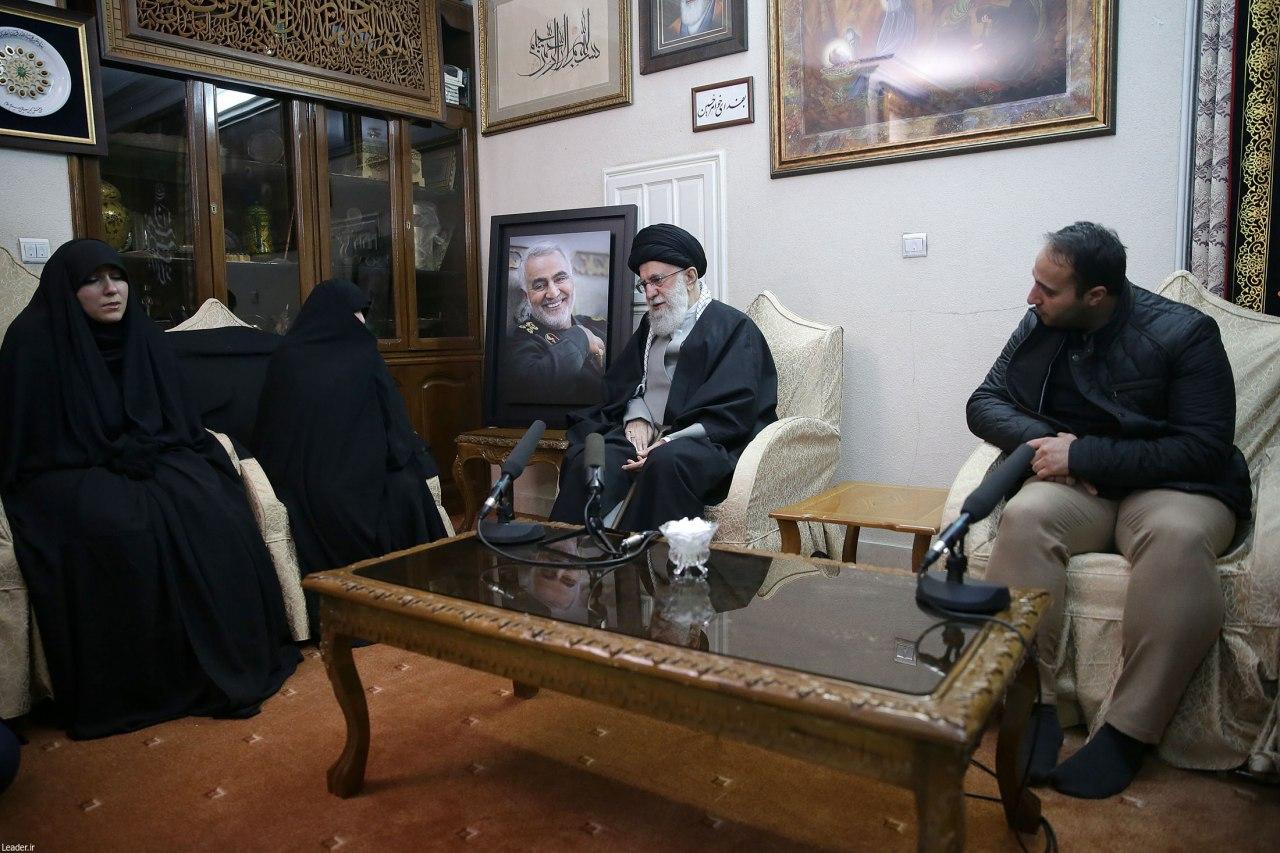تصویری از حضور رهبر انقلاب در منزل شهید سلیمانی