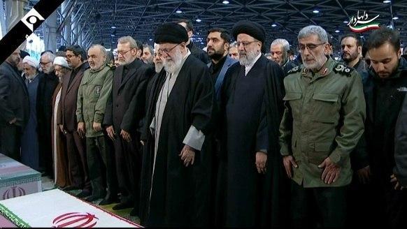 اقامه نماز بر پیکر شهدای حادثه تروریستی بغداد توسط رهبر معظم انقلاب