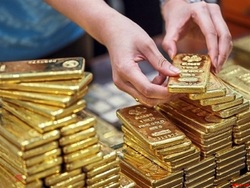 قیمت طلا تحت تاثیر دلار آمریکا افزایش یافت
