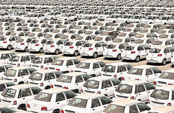 ۱۴۰ هزار خودرو کف پارکینگ خودروسازان خاک می‌خورند