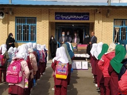 اهدای بستههای کمک آموزشی به دانش آموزان مدرسه ابن سینا اهدای بستههای کمک آموزشی به دانش آموزان مدرسه ابن سینا