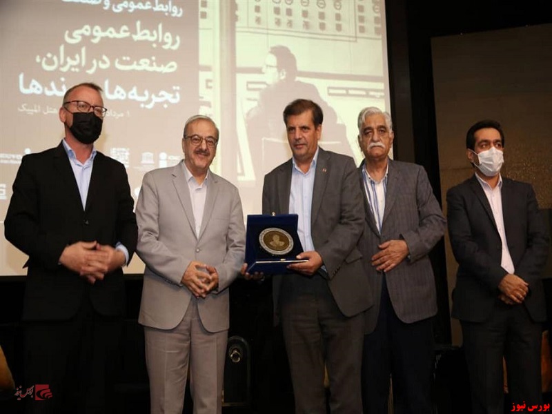 مدیرعامل ذوب آهن اصفهان مدال زرین مدیر حامی روابط عمومی را دریافت نمود