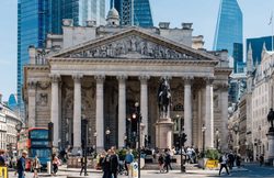 چگونه بانک انگلستان به بالاترین نرخ تورم ۴۰ ساله بریتانیا واکنش نشان خواهد داد؟