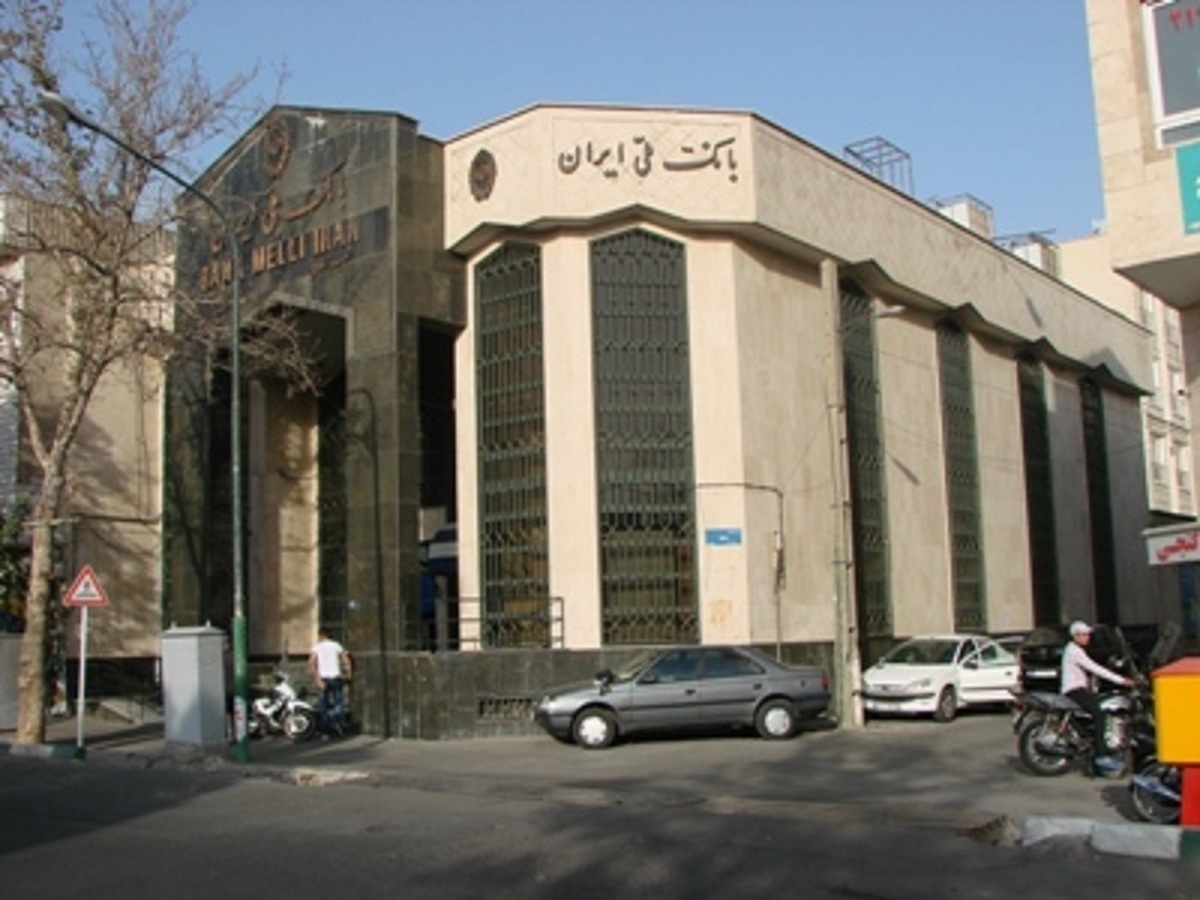 بررسی نحوه خدمت رسانی مطلوب به مشتریان در استان سیستان و بلوچستان توسط مدیرعامل بانک ملی ایران