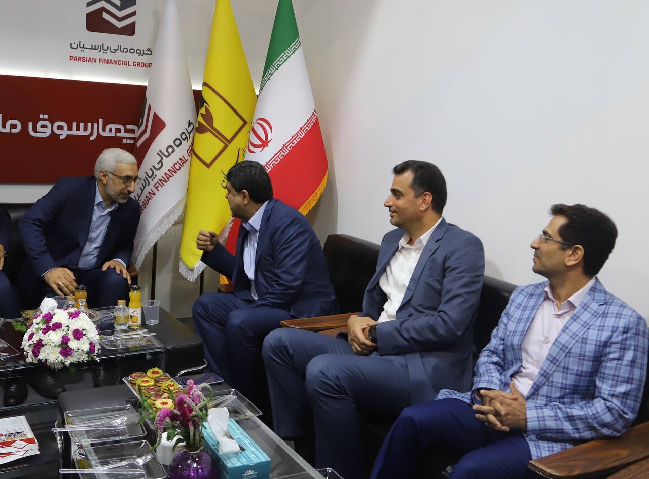 بازدید دکتر عشقی رییس سازمان بورس از غرفه چهارسوق مالی پارسیان