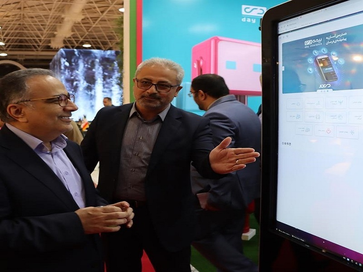 دیدار رئیس‌کل بیمه مرکزی و دبیرکل سندیکای بیمه‌گران ایران از غرفه‌ بیمه دی