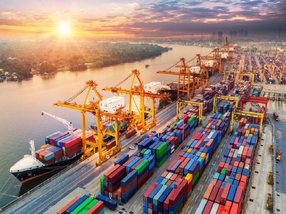 صادرات بیش از ۳۵ میلیون تنی به ارزش ۱۲ میلیارد دلار صادرات بیش از ۳۵ میلیون تنی به ارزش ۱۲ میلیارد دلار