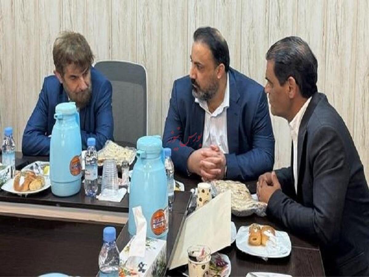 بازدید رئیس گروه اقتصادی دفتر مقام معظم رهبری و مدیرعامل پتروشیمی شازند از شهرک صنعتی چناران مشهد