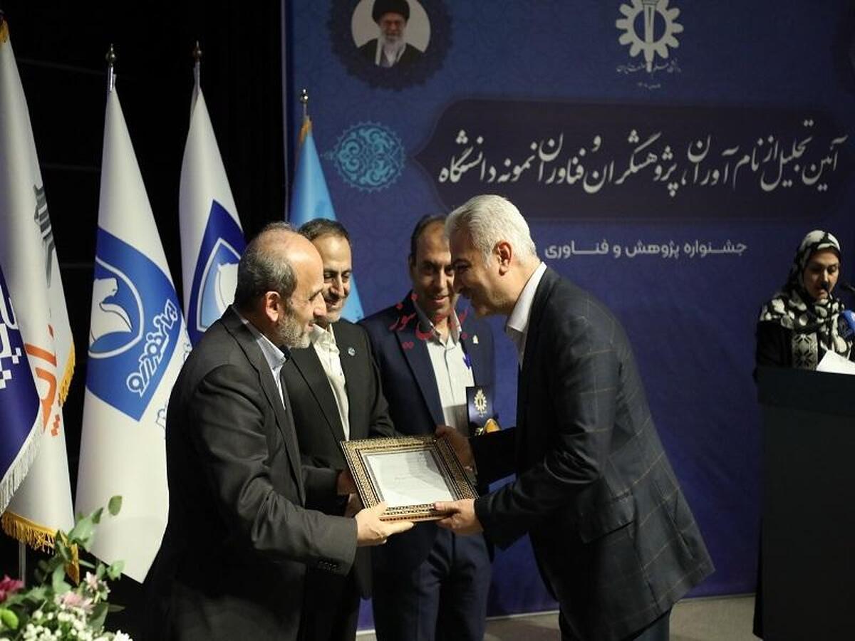 ایران خودرو صنعت برگزیده در تعامل پایدار با دانشگاه شد ایران خودرو صنعت برگزیده در تعامل پایدار با دانشگاه شد