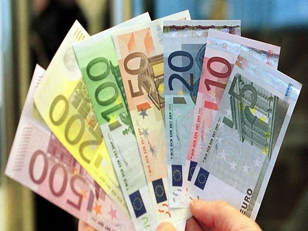 یورو در مقابل دلار سقوط کرد