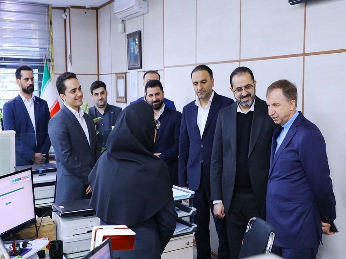 بازدید مدیرعامل و اعضای هیأتمدیره از شعبه مرکزی بانک دی