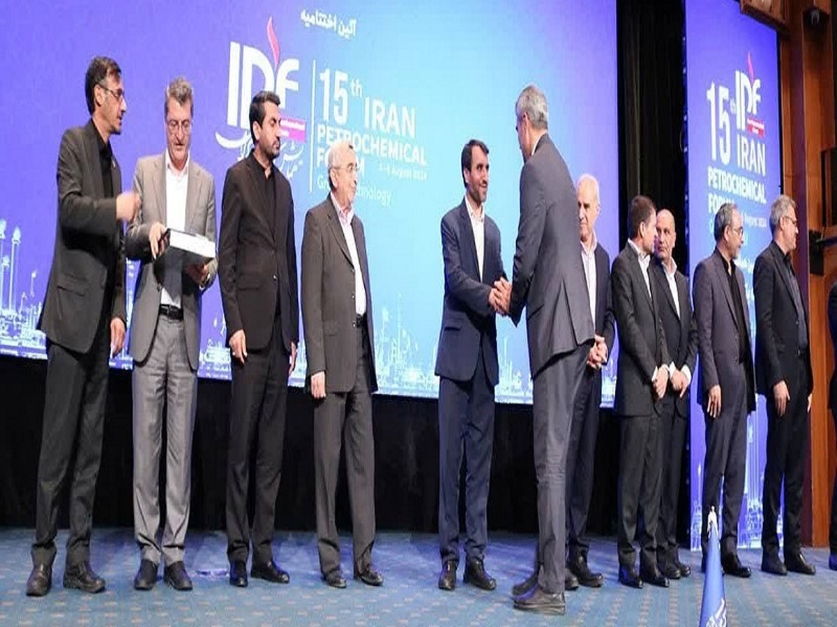 حضور مدیران ارشد صنعت پتروشیمی و نمایندگان مجلس در غرفه حضور مدیران ارشد صنعت پتروشیمی و نمایندگان مجلس در غرفه