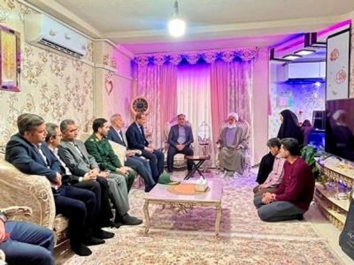 دیدار مدیران پتروشیمی شازند با خانواده شهید آرزومند دیدار مدیران پتروشیمی شازند با خانواده شهید آرزومند