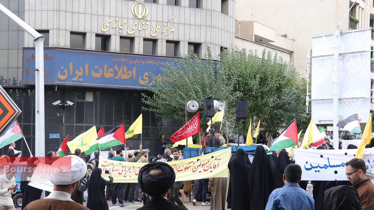 تجمع مردمی مقابل مرکز ملی فضای مجازی در اعتراض به رفع فیلترینگ در تاریخ ۲ آبان ۱۴۰۳