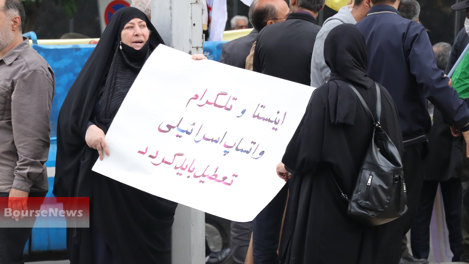 تجمع مردمی مقابل مرکز ملی فضای مجازی در اعتراض به رفع فیلترینگ