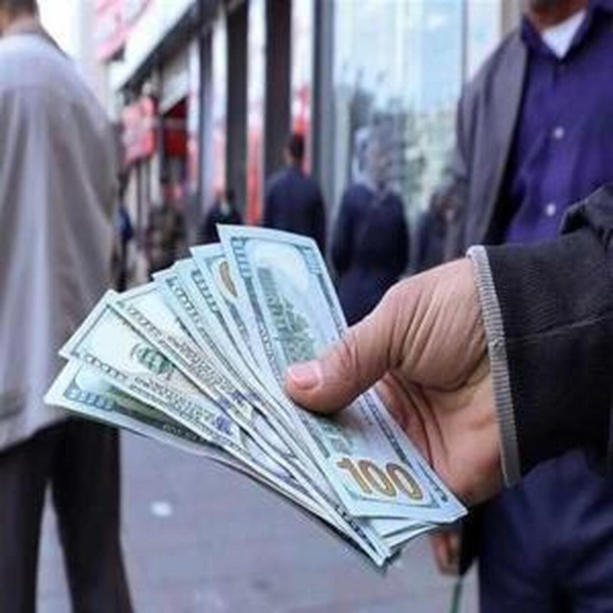 کاهش ۳۳۰۰ تومانی نرخ دلار در پی مذاکرات ایران و آمریکا