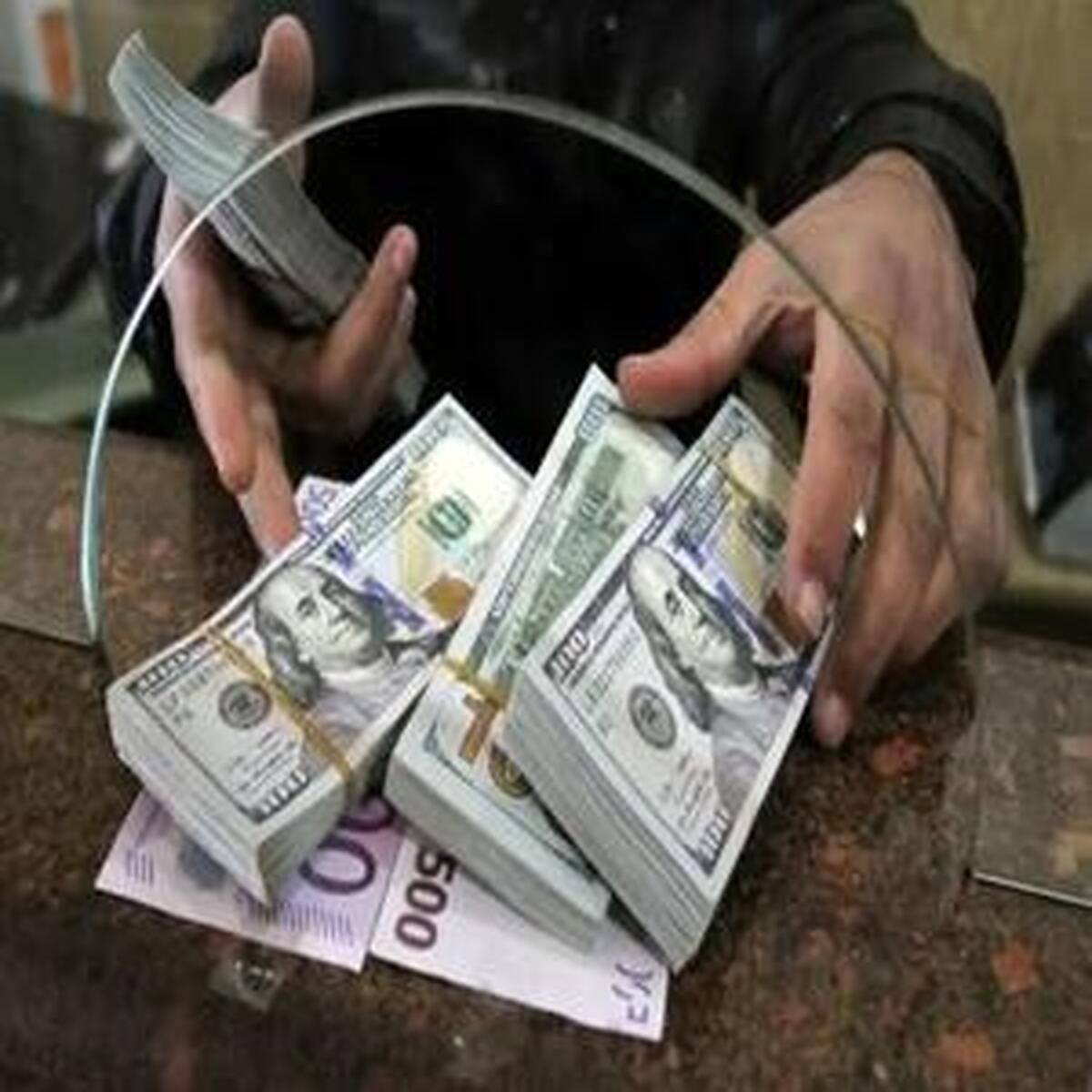 دلار به مرز ۸۳ هزار تومان رسید