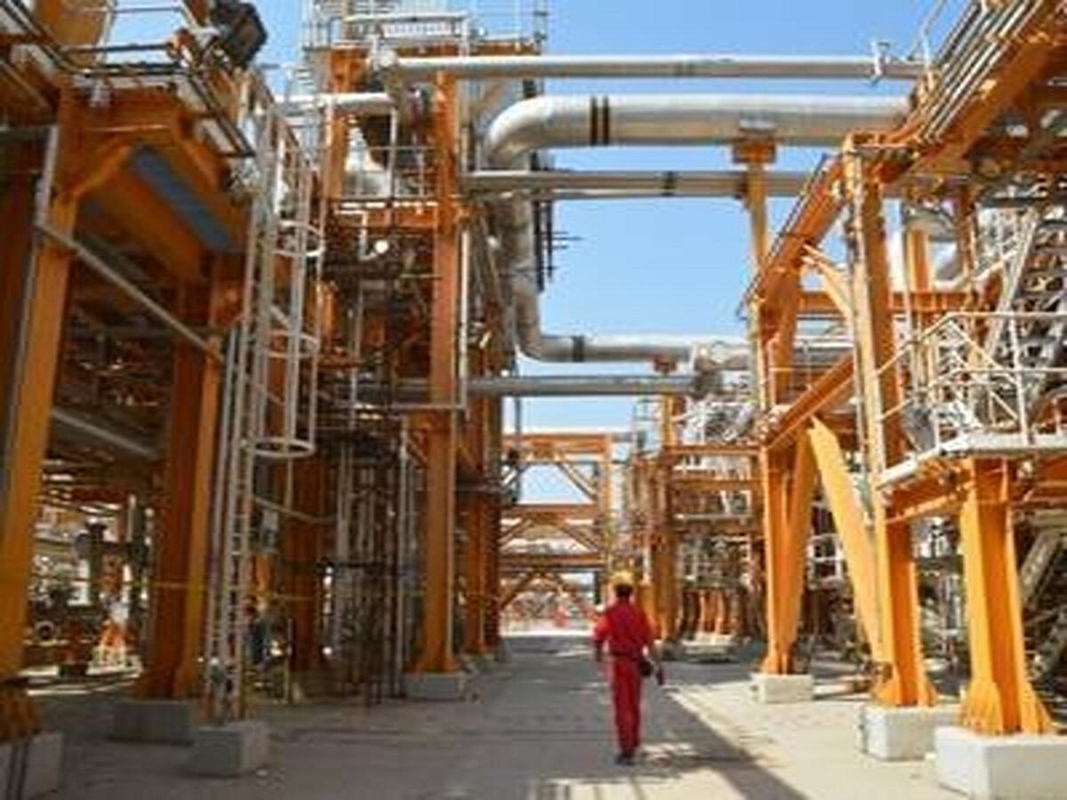 حمله موشکی دشمن به پالایشگاه عسلویه
