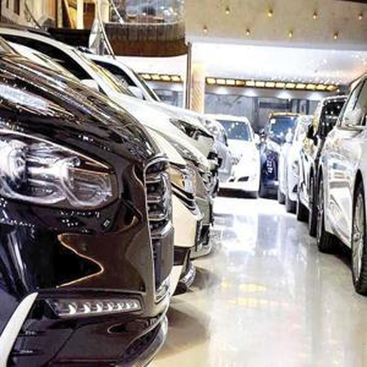 عدم توجه خودروها به چراغ قرمز در بازار دلار