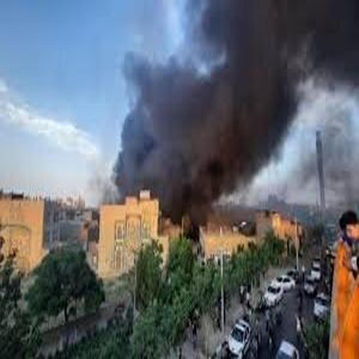 خاموش کردن آتش سوزی وسیع در کارخانه تولید موتورسیکلت مشهد
