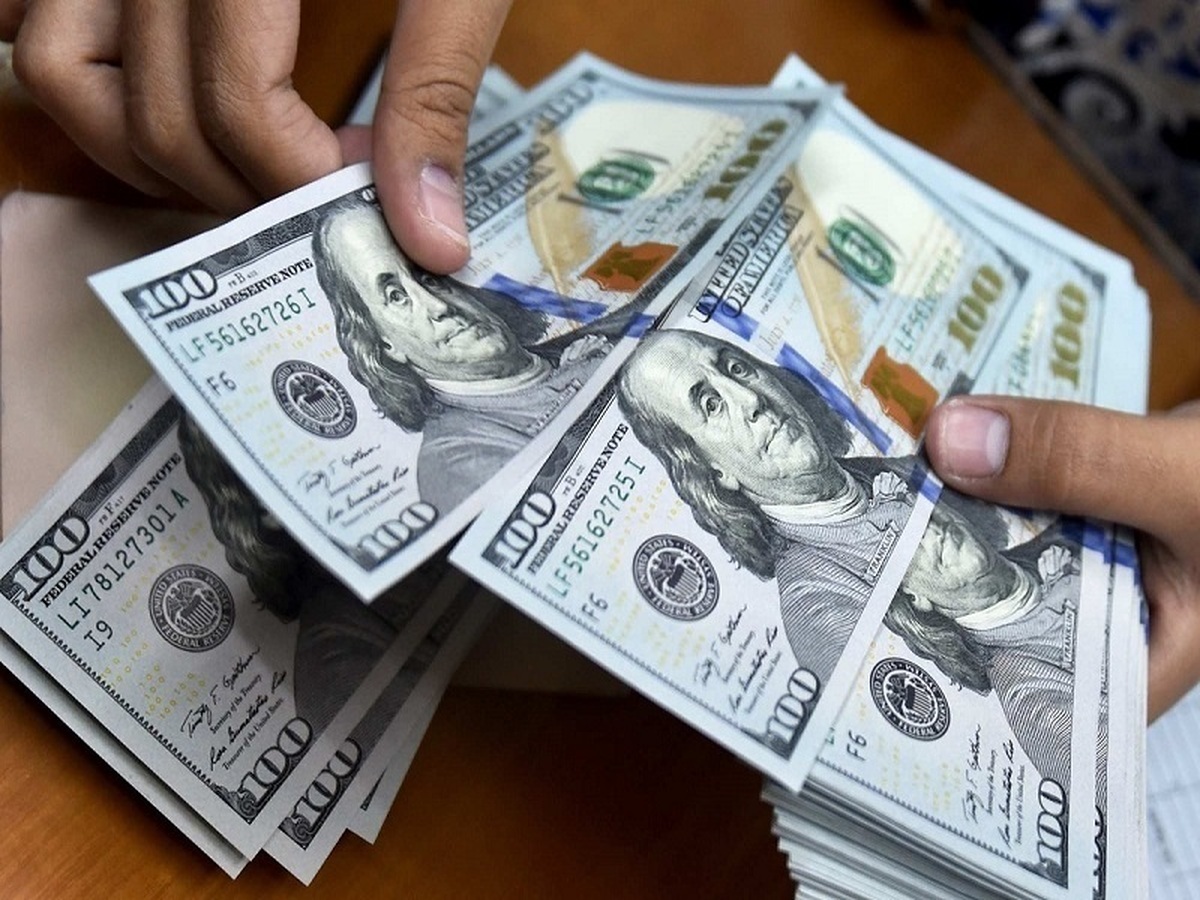 کاهش قیمت دلار در بازار آزاد و مرکز مبادله