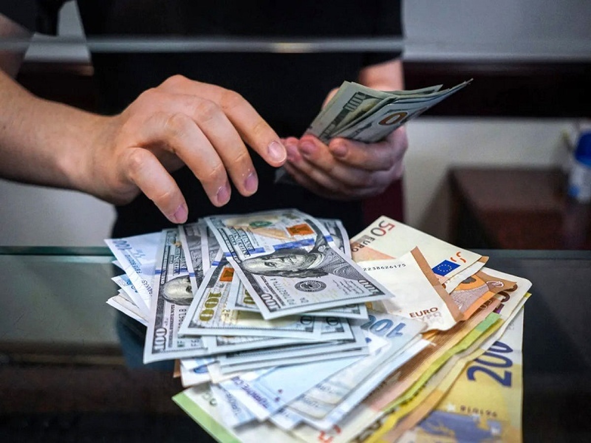 بازار ارز تجاری فعال است