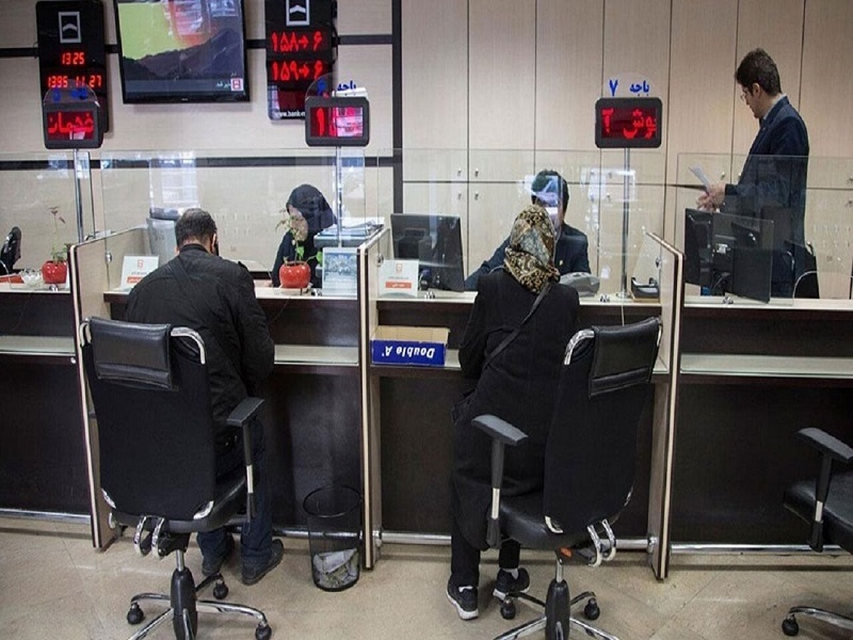پوست خربزه انحلال بانکها زیر پای دولت چهاردهم