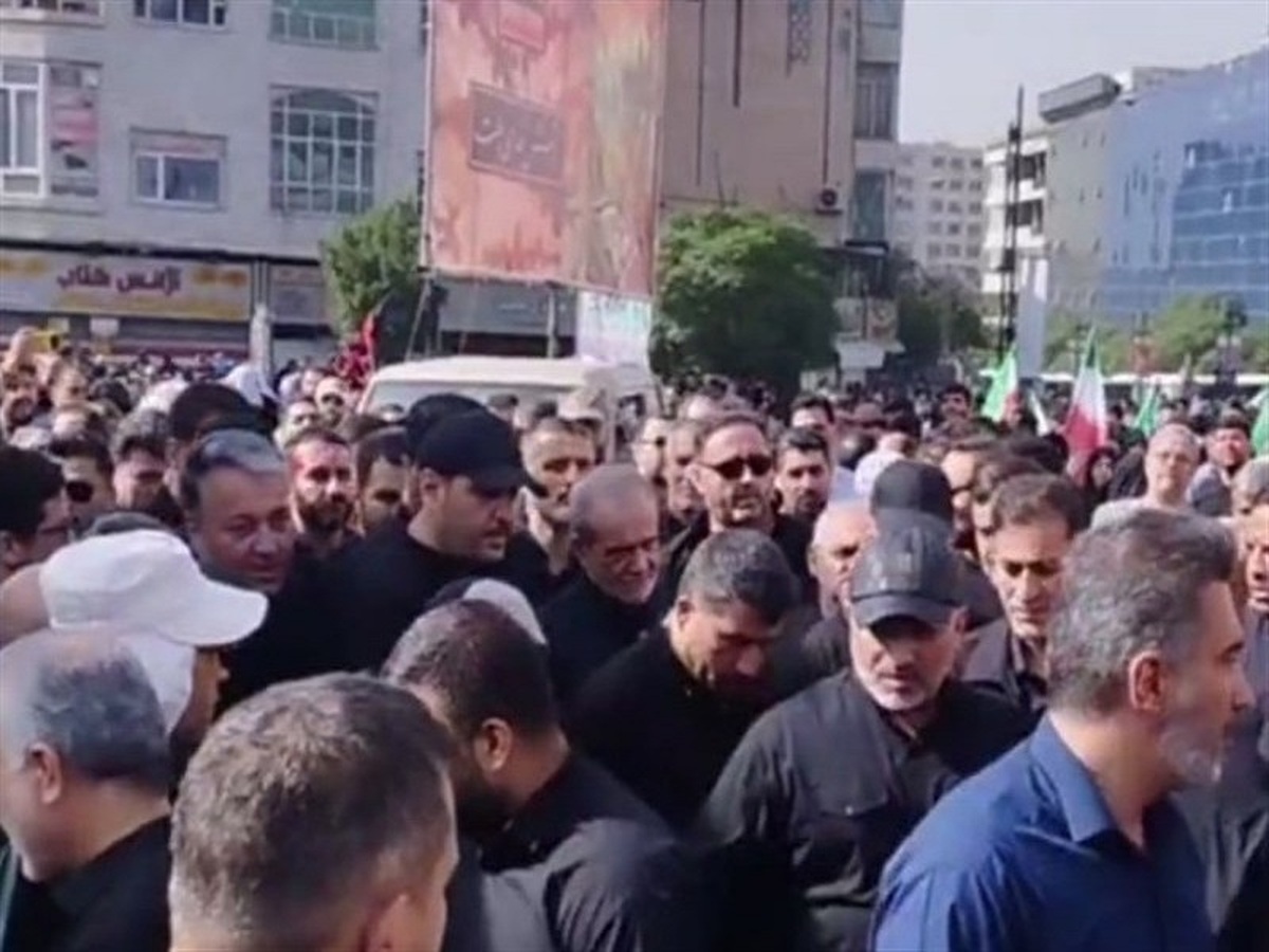 رئیس جمهور در مراسم تشییع پیکر شهدای اقتدار ایران حاضر شد
