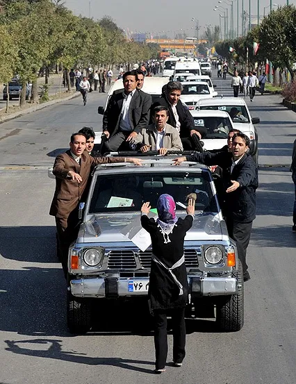 عکس: دختری که راه احمدی‌نژاد را سد کرد