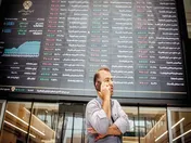 نوسان شاخص‌ها در بازار امروز از تعادل نسبی معاملات حکایت دارد/ پیشتازی بانکی‌ها در روز نوسانی بورس