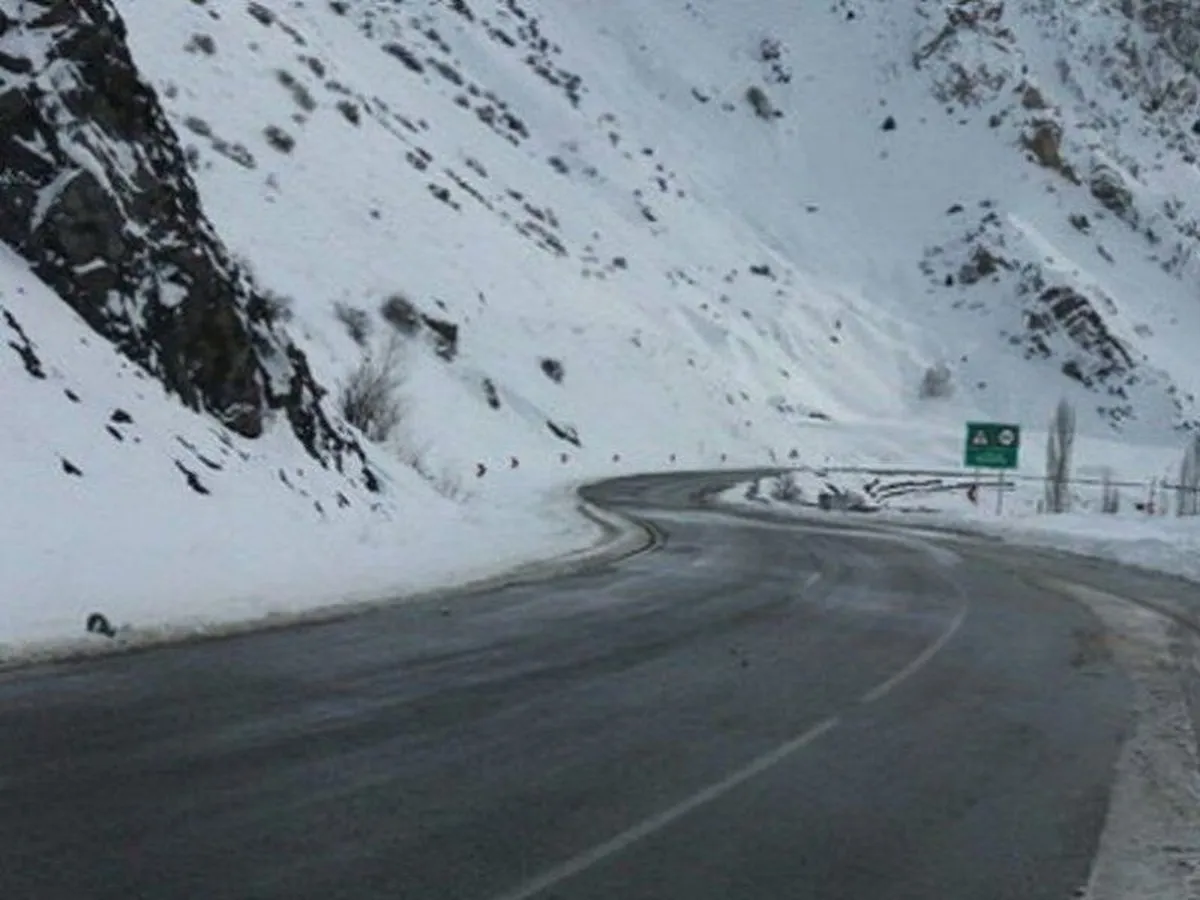 بارش برف و باران در محورهای مواصلاتی ۲۰ استان