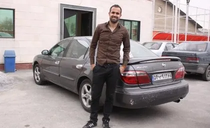 عکس/محمد نصرتی در کنار اتوموبیلش
