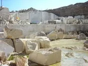 سنگ معدن مرمریت کرم رنگ بسیار مرغوب در فارس