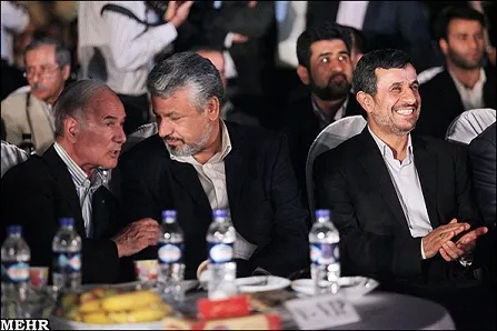 عکس/خوشحالی احمدی نژاد درمراسم ورزشی!
