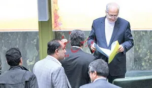 وزیر صنعت دوکارته شد