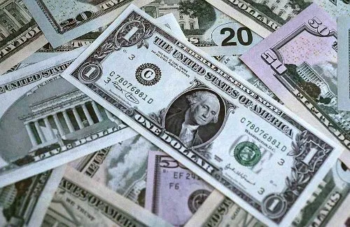 بازار ارز اردیبهشت خود را چگونه تمام کرد؟/ انتظار برای جهش فنر دلار؟!/ فروش دلار خزانه دولت در چهارراه استانبول