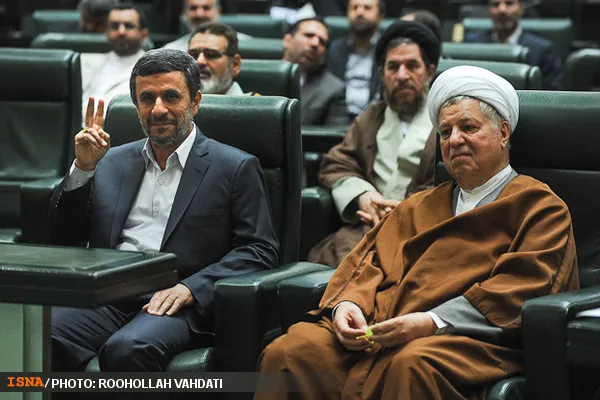 احمدی نژاد و علامت پیروزی اش ، این بار در افتتاحیه مجلس نهم (عکس)