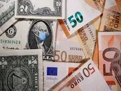 کاهش ارزش دلار و تقویت یورو