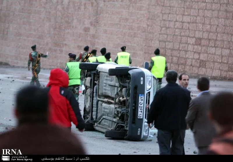 عکس: حركت ناشايست تعدادي هوادار فوتبال در تبريز