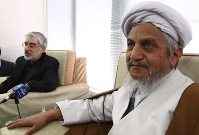 سایت ثانیه نیوز خواستار شلاق زدن آیت الله صانعی وقالیباف شد