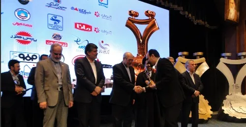 دريافت تنديس زرين رعايت حقوق مصرف‌کنندگان