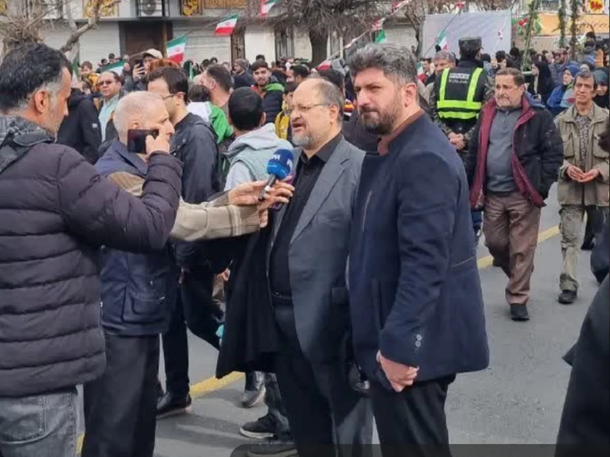 حضور محمد شریعتمداری در راهپیمایی ۲۲ بهمن