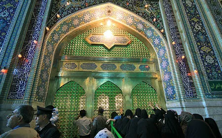 تشرف بانوی لهستانی در حرم امام رضا(ع)