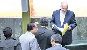 وزیر صنعت دوکارته شد