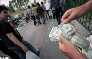 هجوم خریداران دلار به سبزه میدان تهران