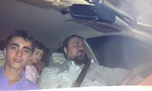 سید حسن خمینی در حال رانندگی/عکس