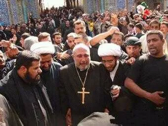 عکس+کشیش مسیحی در حرم امام علی(ع) شیعه شد